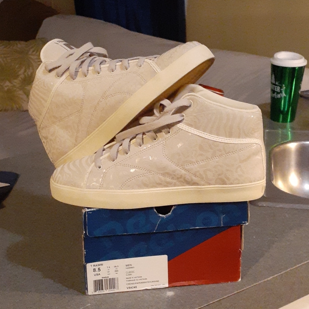 Reeboks T-RAWW Men's size 8.5.